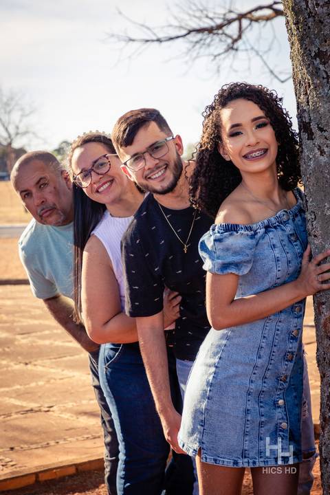 fotografia na árvore ensaio na árvore ensaio em natureza  saindo de trás da árvore foto na árvore foto 15 anos ensaio de 15 anos foto contra o sol foto sorrindo foto com a família ensaio com a família família sorrindo brasília'