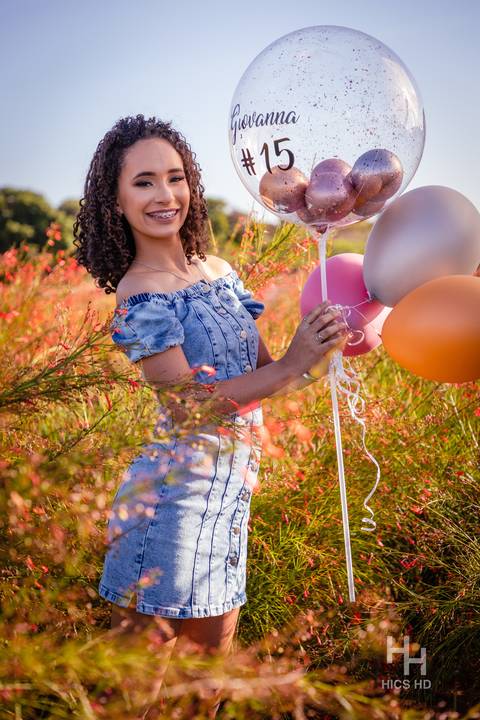 fotografia na árvore ensaio na árvore ensaio em natureza  saindo de trás da árvore foto na árvore foto 15 anos ensaio de 15 anos  foto com balão ensaio com balão ensaio de 15 anos com balão foto sorrindo foto nas flores ensaio nas flores balão brasília'