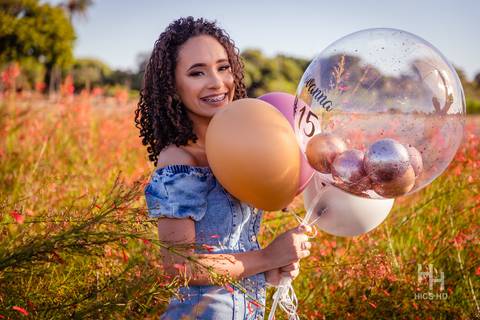 fotografia na árvore ensaio na árvore ensaio em natureza  saindo de trás da árvore foto na árvore foto 15 anos ensaio de 15 anos  foto com balão ensaio com balão ensaio de 15 anos com balão foto sorrindo foto nas flores ensaio nas flores balão brasília'