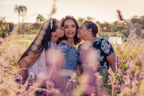 ensaio nas flores foto nas flores foto família foto de geração ensaio família foto nas flores  foto sorrindo ensaio 15 anos nas flores ensaio nas flores fotografia flores foto na lavanda mãe filha e vó brasília '