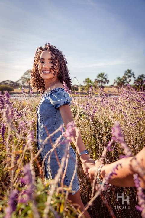 ensaio nas flores foto nas flores foto família foto de geração ensaio família foto nas flores  foto sorrindo ensaio 15 anos nas flores ensaio nas flores fotografia flores foto na lavanda foto em movimento foto andando foto puxando o braço'