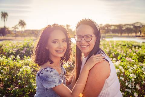 ensaio nas flores foto nas flores foto família foto de geração ensaio família foto nas flores  foto sorrindo ensaio 15 anos nas flores ensaio nas flores fotografia flores foto na lavanda foto com mãe nas flores mãe e filha 15 anos brasília'