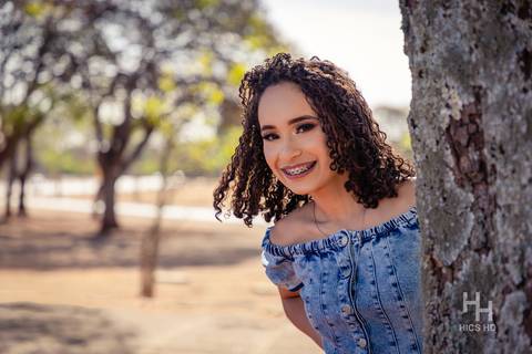 fotografia na árvore ensaio na árvore ensaio em natureza  saindo de trás da árvore foto na árvore foto 15 anos ensaio de 15 anos  foto sorrindo brasília'