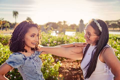 ensaio nas flores foto nas flores foto família foto de geração ensaio família foto nas flores  foto sorrindo ensaio 15 anos nas flores ensaio nas flores fotografia flores foto na lavanda foto com mãe nas flores mãe e filha 15 anos brasília'
