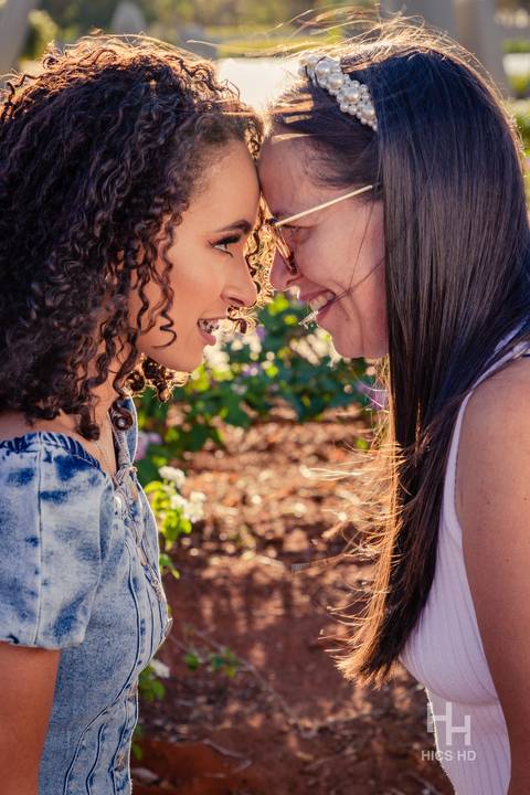 ensaio nas flores foto nas flores foto família foto de geração ensaio família foto nas flores  foto sorrindo ensaio 15 anos nas flores ensaio nas flores fotografia flores foto na lavanda foto com mãe nas flores mãe e filha 15 anos brasília'
