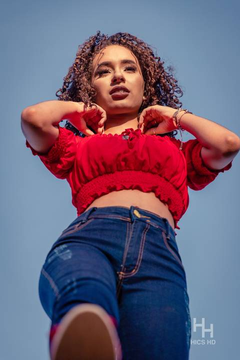 fotografia urbana foto urbana ensaio urbano ensaio urbano 15 anos foto na cidade fotografia golden hour foto camisa vermelha ensaio calça jeans  foto fazendo carão foto carão ensaio modelo fotografia com ângulos diferentes 15 anos brasília'