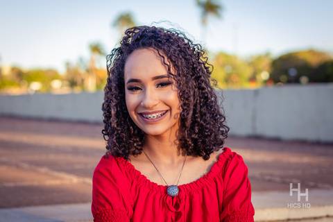 fotografia urbana foto urbana ensaio urbano ensaio urbano 15 anos foto na cidade fotografia golden hour foto camisa vermelha ensaio calça jeans  foto sorrindo fotografia sunset foto  na escada 15 anos brasília'