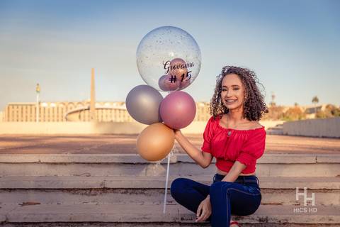 fotografia urbana foto urbana ensaio urbano ensaio urbano 15 anos foto na cidade fotografia golden hour foto camisa vermelha ensaio calça jeans  foto sorrindo fotografia sunset foto com os balões na golden hour foto na escada 15 anos brasília'