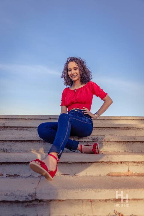 fotografia urbana foto urbana ensaio urbano ensaio urbano 15 anos foto na cidade fotografia golden hour foto camisa vermelha ensaio calça jeans  foto sorrindo fotografia sunset foto na escada 15 anos brasília'