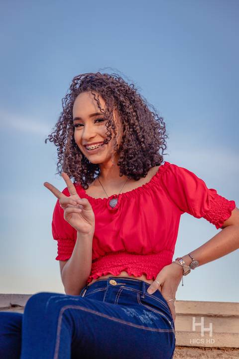 fotografia urbana foto urbana ensaio urbano ensaio urbano 15 anos foto na cidade fotografia golden hour foto camisa vermelha ensaio calça jeans  foto sorrindo fotografia sunset fotografia divertida foto na escada 15 anos brasília'