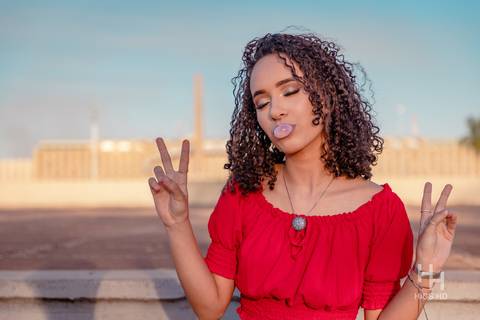 fotografia urbana foto urbana ensaio urbano ensaio urbano 15 anos foto na cidade fotografia golden hour foto camisa vermelha ensaio calça jeans  foto sorrindo fotografia sunset fotografia divertida foto ensaio com chiclete foto na escada brasília'