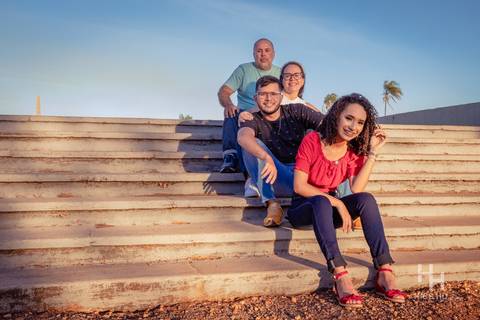 fotografia urbana foto urbana ensaio urbano ensaio urbano 15 anos foto na cidade fotografia golden hour foto camisa vermelha ensaio brasília  foto sorrindo fotografia sunset foto na escada foto da família na escada ensaio família na golden hour 15 anos'