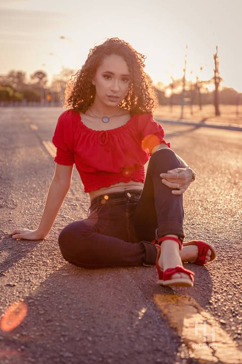 fotografia urbana foto urbana ensaio urbano ensaio urbano 15 anos foto na cidade fotografia golden hour foto camisa vermelha ensaio calça jeans  foto sorrindo fotografia sunset fotografia na pista foto na pista foto 15 anos sentada ensaio 15 anos brasília'