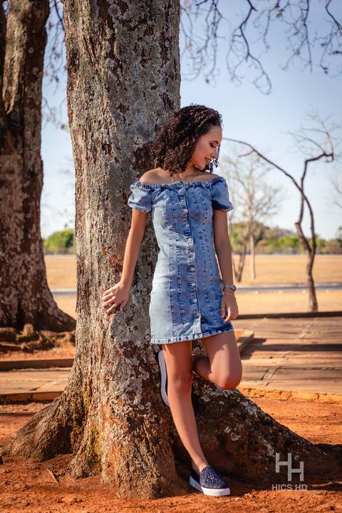 fotografia na árvore ensaio na árvore ensaio em natureza  saindo de trás da árvore foto na árvore foto 15 anos ensaio de 15 anos  foto sorrindo brasília'