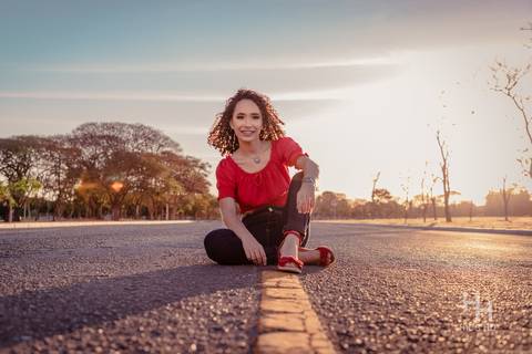 fotografia urbana foto urbana ensaio urbano ensaio urbano 15 anos foto na cidade fotografia golden hour foto camisa vermelha ensaio calça jeans  foto sorrindo fotografia sunset fotografia na pista foto na pista foto 15 anos sentada ensaio 15 anos brasília'