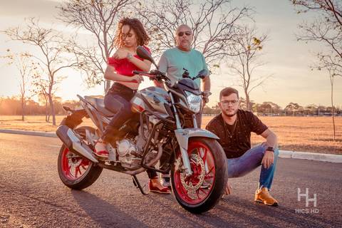 fotografia urbana foto urbana ensaio urbano ensaio urbano 15 anos foto na cidade fotografia golden hour foto camisa vermelha ensaio calça jeans  foto carão fotografia sunset fotografia na moto foto na moto foto 15 anos moto ensaio 15 anos brasília'