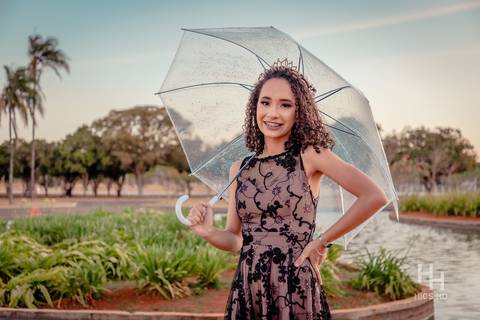 Ensaio Brasília ensaio 15 anos ensaio com guarda chuva foto 15 anos com guarda chuva ensaio debutante brasília foto sorrindo foto com vestido de debutante ensaio com vestido debutante foto de 15 anos no lago  sunset foto golden hour 15 anos'