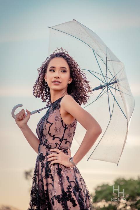 Ensaio Brasília ensaio 15 anos ensaio com guarda chuva foto 15 anos com guarda chuva ensaio debutante brasília foto sorrindo foto com vestido de debutante ensaio com vestido debutante foto de 15 anos no lago  sunset foto golden hour 15 anos'