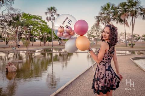 Ensaio Brasília ensaio 15 anos ensaio com balões foto 15 anos com balões ensaio debutante brasília foto sorrindo foto com vestido de debutante ensaio com vestido debutante foto de 15 anos no lago sunset foto golden hour 15 anos'