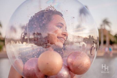 Ensaio Brasília ensaio 15 anos ensaio com balões foto 15 anos com balões ensaio debutante brasília foto sorrindo foto com vestido de debutante ensaio com vestido debutante foto de 15 anos no lago sunset foto golden hour 15 anos'