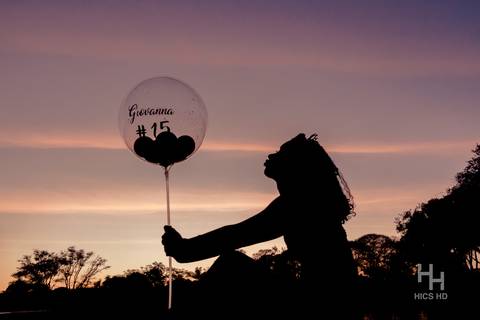 Ensaio Brasília ensaio 15 anos ensaio com balões foto 15 anos com balões ensaio debutante brasília foto sorrindo foto com vestido de debutante ensaio com vestido debutante foto de 15 anos no lago sunset foto golden hour 15 anos fotografia silhueta 15 anos'