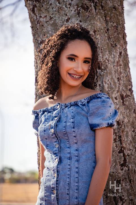 fotografia na árvore ensaio na árvore ensaio em natureza  saindo de trás da árvore foto na árvore foto 15 anos ensaio de 15 anos  foto sorrindo brasília'