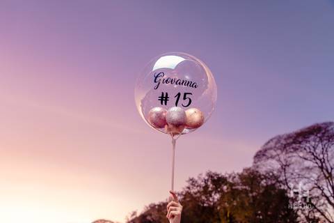 Ensaio Brasília ensaio 15 anos ensaio com balões foto 15 anos com balões ensaio debutante brasília foto sorrindo foto com vestido de debutante ensaio com vestido debutante foto de 15 anos no lago sunset foto golden hour 15 anos fotografia silhueta 15 anos'