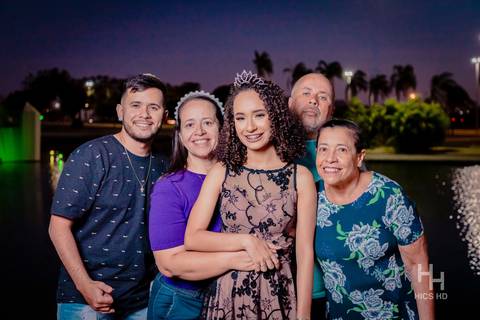 Ensaio Brasília ensaio 15 anos ensaio com família foto 15 anos com família ensaio debutante brasília foto sorrindo foto com vestido de debutante ensaio com vestido debutante foto de 15 anos no lago à noite 15 anos à noite ensaio 15 anos família'