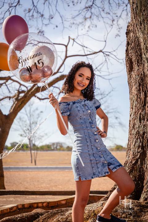 fotografia na árvore ensaio na árvore ensaio em natureza  saindo de trás da árvore foto na árvore foto 15 anos ensaio de 15 anos  foto com balão ensaio com balão ensaio de 15 anos com balão foto sorrindo brasília'