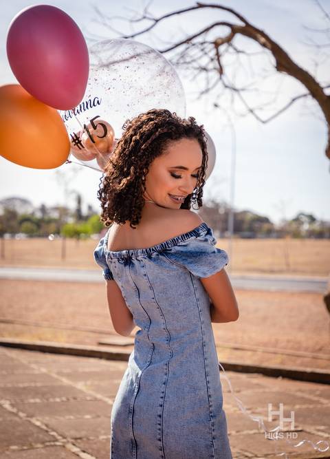 fotografia na árvore ensaio na árvore ensaio em natureza  saindo de trás da árvore foto na árvore foto 15 anos ensaio de 15 anos  foto com balão ensaio com balão ensaio de 15 anos com balão foto sorrindo brasília'
