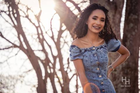 fotografia na árvore ensaio na árvore ensaio em natureza  saindo de trás da árvore foto na árvore foto 15 anos ensaio de 15 anos foto contra o sol foto sorrindo brasília'