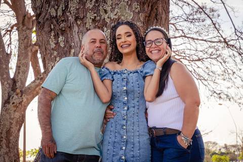 fotografia na árvore ensaio na árvore ensaio em natureza  saindo de trás da árvore foto na árvore foto 15 anos ensaio de 15 anos foto contra o sol foto sorrindo foto com a família ensaio com a família família sorrindo brasília'