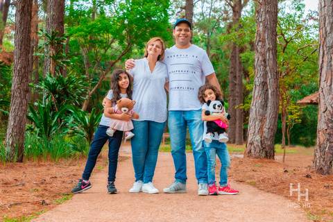 Fotografia de família em brasília ensaio de família no jardim botânico de brasília ensaio de família na natureza ensaio de família na natureza de brasília ensaio de família foto de família sorrindo foto de família de costas foto de família com pelúcia'
