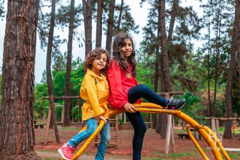 Fotografia infantil no jardim botânico de brasília foto em brinquedo no jardim na natureza em brasília ensaio infantil em brasília foto de crianças sorrindo na natureza fotografia infantil ensaio infantil temático no jardim botânico de brasília '