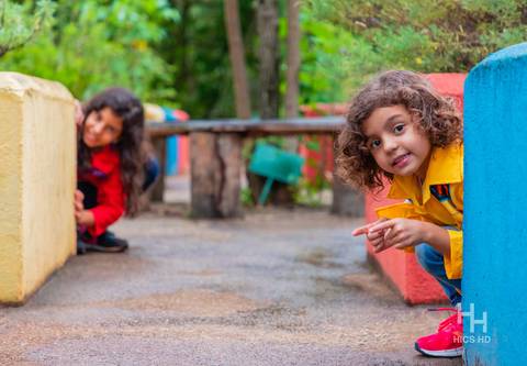Fotografia infantil no jardim botânico de brasília foto no jardim na natureza em brasília ensaio infantil em brasília foto espontânea de irmãs na natureza fotografia infantil ensaio infantil temático no jardim botânico de brasília fotografia de irmãs'