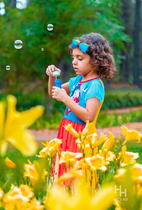 Fotografia infantil no jardim botânico de brasília foto no jardim na natureza em brasília ensaio infantil em brasília foto espontânea infantil na natureza fotografia infantil ensaio infantil temático no jardim botânico de brasília foto com bolhas de sabão'
