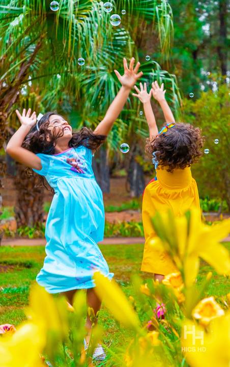 Fotografia infantil no jardim botânico de brasília foto no jardim na natureza em brasília ensaio infantil em brasília foto espontânea de irmãs na natureza fotografia infantil ensaio infantil temático no jardim botânico de brasília foto com bolhas de sabão'