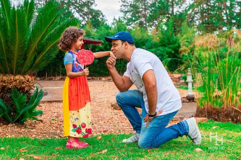 Fotografia com o pai em brasília ensaio de família no jardim botânico de brasília ensaio de família na natureza ensaio de família na natureza de brasília ensaio de família foto de família sorrindo foto de família na grama foto de família com pirulito'