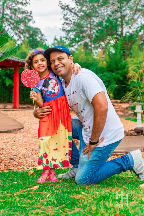 Fotografia com o pai em brasília ensaio de família no jardim botânico de brasília ensaio de família na natureza ensaio de família na natureza de brasília ensaio de família foto de família sorrindo foto de família na grama foto de família com pirulito'