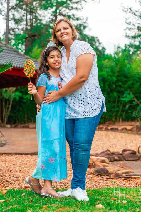 Fotografia com a mãe em brasília ensaio de família no jardim botânico de brasília ensaio de família na natureza ensaio de família na natureza de brasília ensaio de família foto de família sorrindo foto de família na grama foto de família com pirulito'