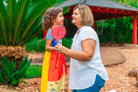 Fotografia com a mãe em brasília ensaio de família no jardim botânico de brasília ensaio de família na natureza ensaio de família na natureza de brasília ensaio de família foto de família sorrindo foto de família na grama foto de família com pirulito'
