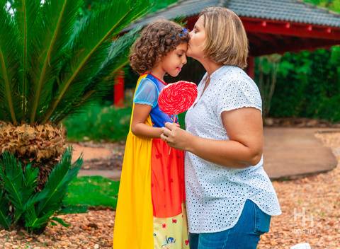Fotografia com a mãe em brasília ensaio de família no jardim botânico de brasília ensaio de família na natureza ensaio de família na natureza de brasília ensaio de família foto de família sorrindo foto de família na grama foto de família com pirulito'