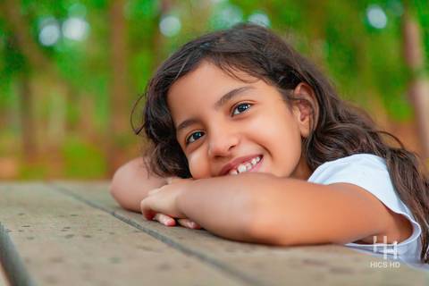 Fotografia infantil no jardim botânico de brasília foto de criança sentada na natureza em brasília ensaio infantil em brasília foto de criança sorrindo na natureza fotografia infantil espontânea ensaio infantil no jardim botânico de brasília '