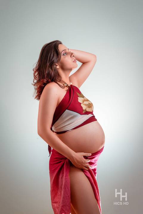 Ensaio gestante Brasília ensaio gestante dentro de casa ensaio maternidade ensaio indoor ensaio interno em Brasília ensaio de gestante grávida olhando para cima ensaio de gravidez  foto de gestante em estúdio em Brasília'