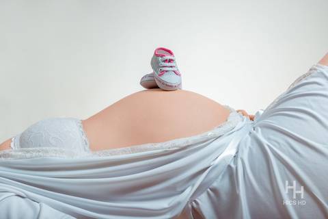 ensaio indoor ensaio interno em Brasília ensaio de gestante com sapatinho em cima da barriga ensaio de gravidez  foto de gestante em estúdio em Brasília'