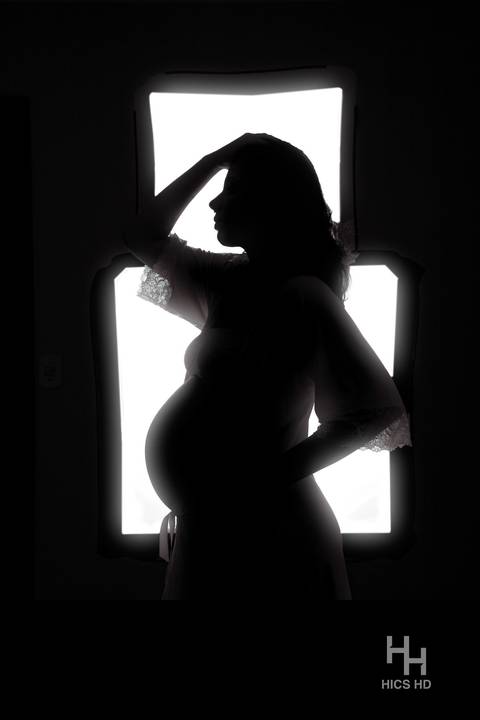 ensaio indoor ensaio interno em Brasília ensaio de gestante com silhueta do corpo foto silhueta de gestante foto de gestante em estúdio em Brasília ensaio de gravidez'