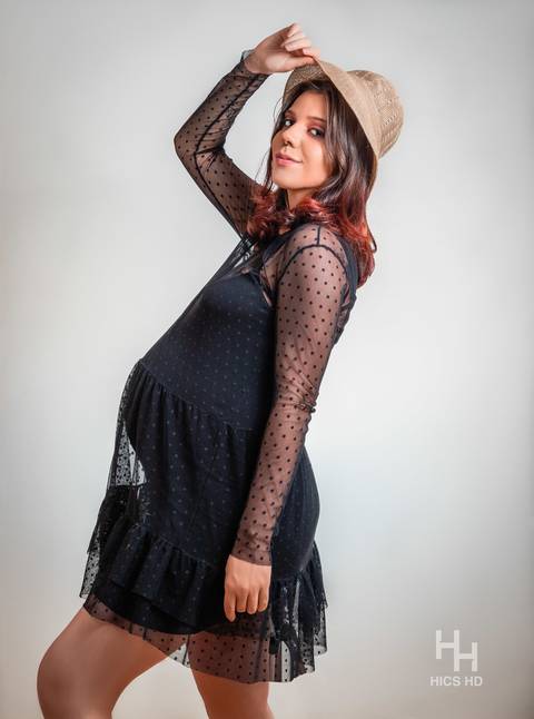 ensaio indoor ensaio interno em Brasília ensaio de gestante com chapéu no fundo branco ensaio em estúdio Brasília ensaio de gravidez'