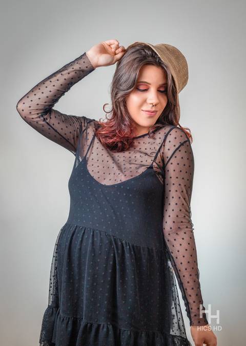 ensaio indoor ensaio interno em Brasília ensaio de gestante com chapéu no fundo branco ensaio em estúdio Brasília ensaio de gravidez foto de gestante em fundo branco'