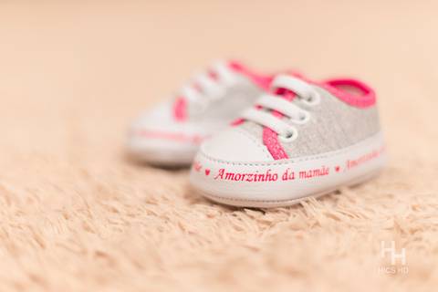 Ensaio gestante Brasília ensaio gestante dentro de casa ensaio maternidade ensaio indoor ensaio interno em Brasília ensaio de gestante ensaio maternidade foto de sapatinho de bebê sobre o tapete foto de sapatinho de bebê desfocado em Brasília'