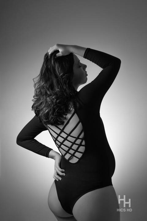 ensaio indoor ensaio interno em Brasília ensaio de gestante no fundo branco ensaio em estúdio Brasília ensaio de gravidez foto de gestante em preto e branco segurando chapéu ensaio de gravidez Brasília'